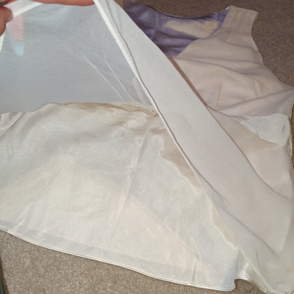 Fancy sleeveless v-neck top - Picture 11 of 15